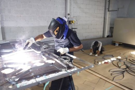 Confecção dos moldes. Estruturas são essenciais para que os artistas e voluntários consigam montar os desenhos dos tapetes de rua com precisão
