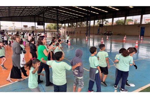 Na EMEF Prefeito Celso de Barros Perche (CAJU), cerca de 200 alunos participaram do "Circuito das Brincadeiras"