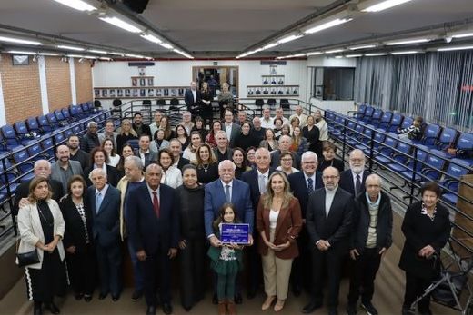 Silvio Cecchetto entre vereadores, familiares e amigos. "Que esta homenagem fique marcada por aquilo que nos une: o amor por esta cidade e o desejo de sempre fazer o melhor por ela", declaro