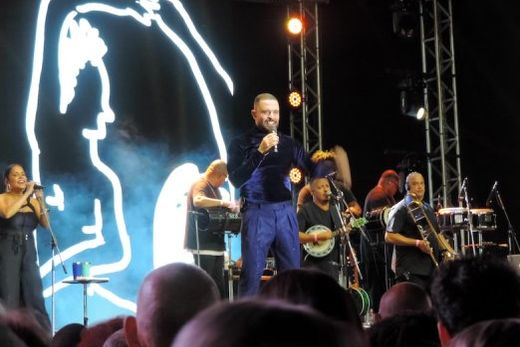 Cantor apresentou sucessos da carreira, homenageou mestres e celebrou o samba de roda da Bahia e o samba-enredo do Rio de Janeiro