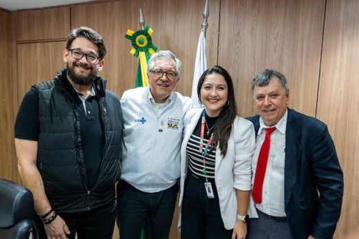 Na capital federal. O secretário Willian Bassi, o ministro Alexandre Padilha e o prefeito Cido Ferrari com a matonense Joice Calera, coordenadora geral de Infraestrutura e Patrimônio do Ministério da