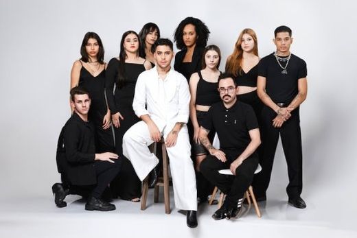 Equipe. Lucas Adriano com o produtor Gabriel Gomes e estudantes que desenvolveram peças para a coleção (Helton, Maria Gabrielli, Thais, Rafaela, Maria Gabiolli, Isadora, Maria Eduarda e Weslen)