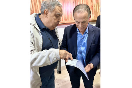Assessor parlamentar do vereador Luiz Manzini, Luis Tadeo Gimenez, entregou requerimento a Jorge Lima