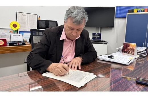 No Gabinete. Prefeito assinou escritura da área na sexta-feira (6)