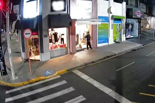 Tentativa de furto. Câmera flagrou o momento em que o criminoso tentou arrombar a porta de uma loja no Centro