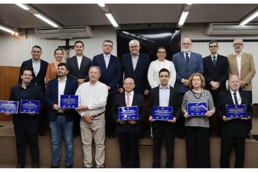 Solenidade oficial. Outorga dos títulos aos homenageados foi prestigiada por vereadores e autoridades