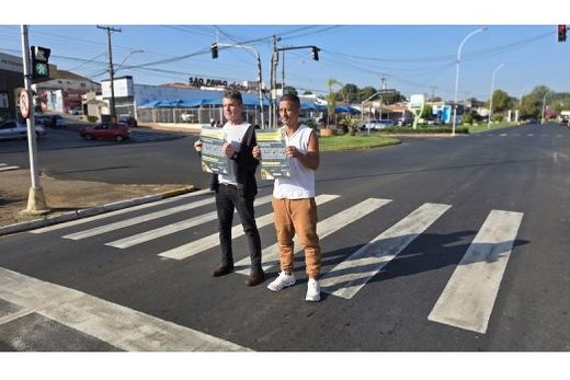 Nos semáforos. Em vez de entregar dinheiro nas ruas, a população é orientada a adotar outras formas de ajuda