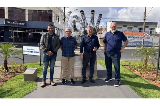 Na Avenida Padre Nelson. A Rotatória Comunidade Negra (foto) e a Rotatória Vicente João Bernardi passaram por melhorias na jardinagem e no paisagismo