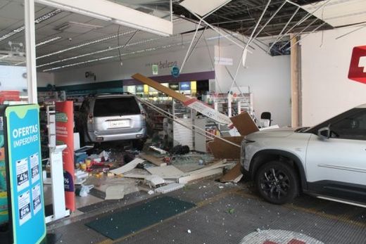 Condutora do veículo tentava entrar no estacionamento da drogaria