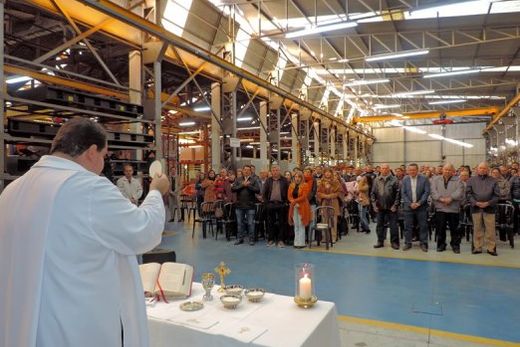 Missa em ação de graças. Celebração foi conduzida pelo padre Paulo César Travaglini, na Bambozzi Alternadores