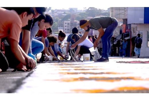 Identidade local. Tradição de enfeitar as ruas em Corpus Christi é renovada por gerações de matonenses