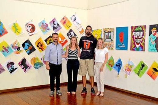 Grafite - Júlio Ribeiro e representantes da ComTexto Cultural - _ Paineis Cidades das Cortes_  podem ser visitados na Casa da Cultura