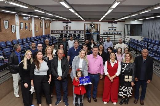 No plenário da Câmara. Familiares, amigos e vereadores prestigiaram a homenagem prestada para a médica Mirian de Bonito