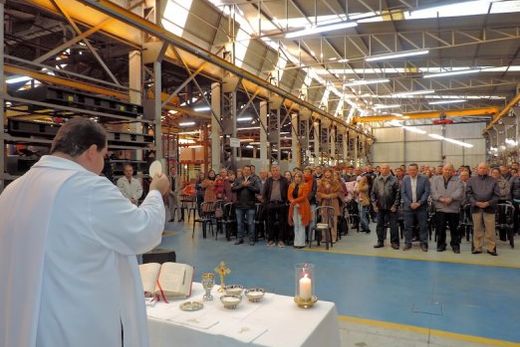 Missa em ação de graças. Celebração foi conduzida pelo padre Paulo César Travaglini, na Bambozzi Alternadores