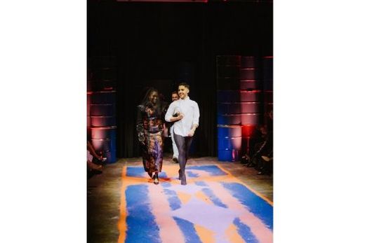 O estilista Lucas Adriano com a modelo Fernanda Sampaio, sua primeira cliente aos 16 anos