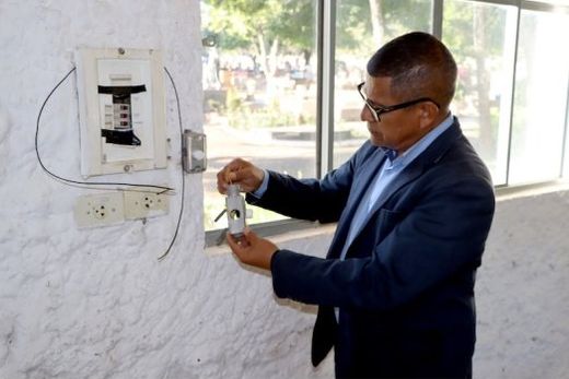 No local. Carmo diz que a falta de energia elétrica adequada dificulta a realização de cerimônias religiosas, compromete a segurança e limita o uso da capela do cemitério