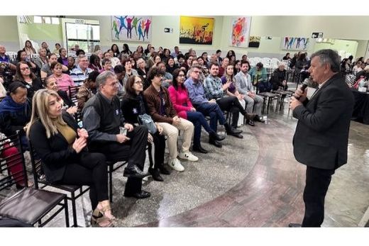 O prefeito Cido Ferrari discursa. Evento teve participação maciça de representantes de diversas entidades e instituições da cidade