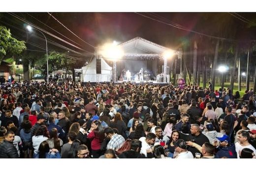 Atração. No Palco Viva Cultura I, os shows musicais levaram um público expressivo à Praça 'Alfredo de Paiva Garcia' na noite da quarta-feira (18)