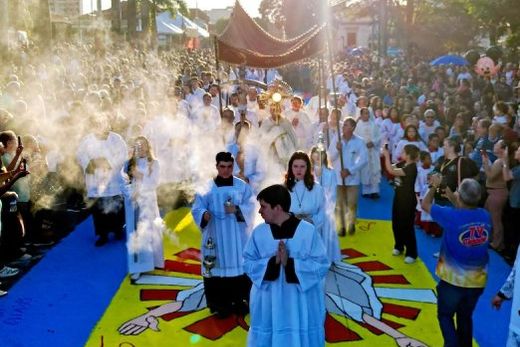 'Peregrinos da Esperança'.  Tema da 77ª Festa de Corpus Christi de Matão traduziu o espírito de fé e perseverança que norteia os fiéis na tradição de ornamentar as ruas para a procissão do S