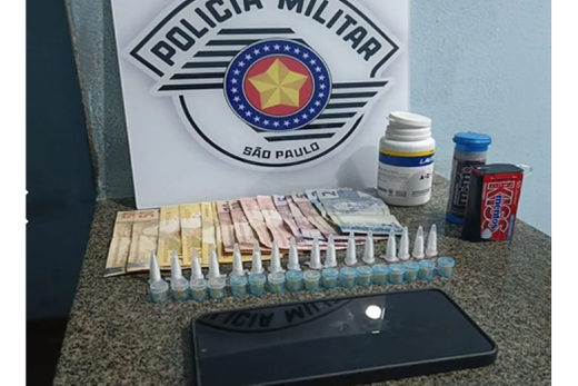Materiais apreendidos: 15 gramas de cocaína, 34 pedras de crack, totalizando 15 gramas, R$ 239,00 em notas diversas, 1 celular Samsung cor verde