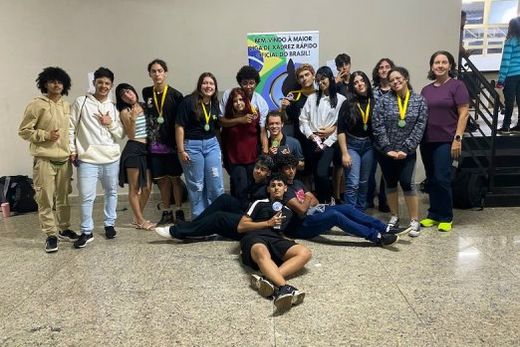 A delegação matonense. Os 17 enxadristas e a vice-presidente do CXM, Liliana Ramos, em Barretos