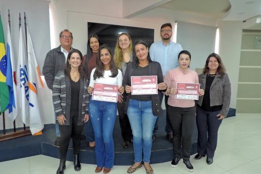 Entrega simbólica dos prêmios. Ganhadores receberam os vales-compras com a presença dos representantes das lojas em que eles preencheram os cupons sorteados