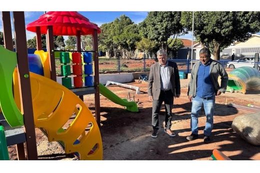 Cido Ferrari e Geraldo Meira (Mineiro), no local. Além dos brinquedos, nova área contará com academia ao ar livre, mesas, bancos, jardinagem e iluminação em Led