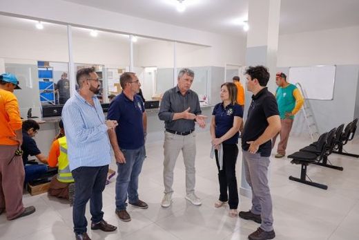 O prefeito Cido Ferrari confere os ajustes finais. A área reformada soma 229,95 m², enquanto a ampliação acrescentou 373,28 m² à Unidade de Saúde do Jardim Paraíso