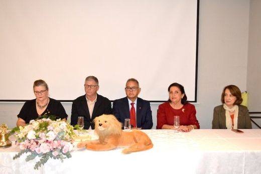 Transmissão de cargos. Do casal presidente do AL 2024-2025, Maria Cristina Gamberini Barbosa e Adão Barbosa, para o casal Valdir de Souza e Marcy Trovó, que assume a presidência do AL 2025-2026