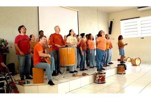 Na Comunidade Espírita 'Cairbar Schutel'. Mais do que apresentar sua arte, o Coro e Osso se dispõe a ouvir, dialogar e se conectar com as expressões culturais já vivas nos territórios onde a