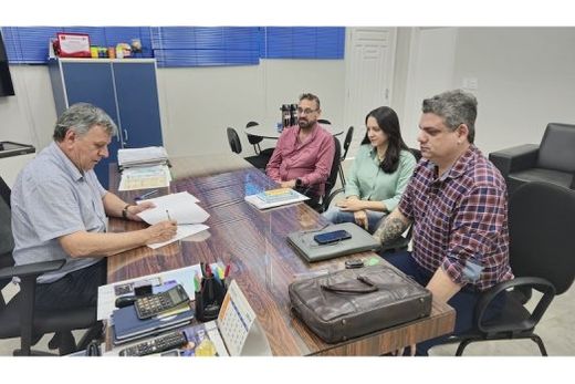 No papel. O prefeito Cido Ferrari assinou o convênio na presença do secretário Orivaldo Reguin (Faro), da enfermeira Vanessa Graziosi e do coordenador do Programa de Prevenção ao Câncer de Colo de Úte