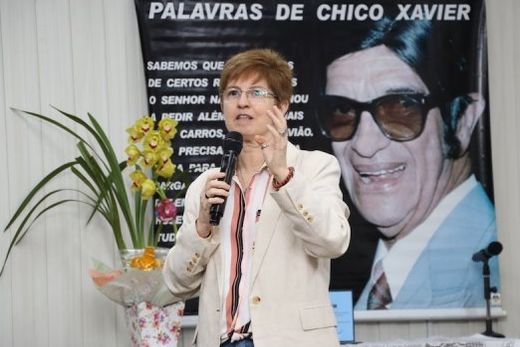 A homenageada. Durante a solenidade, Claudia Navarro proferiu a palestra 'As mulheres nas obras psicografadas por Chico Xavier'