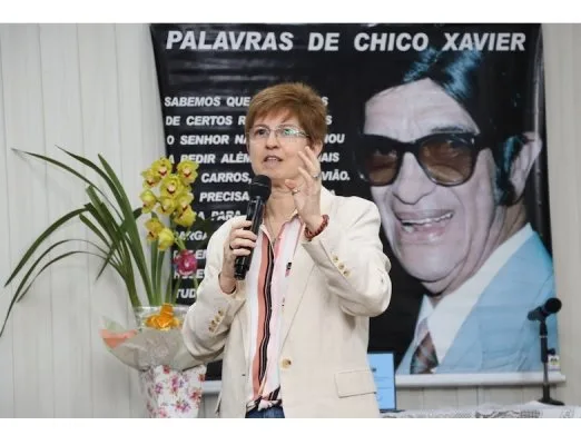 A homenageada. Durante a solenidade, Claudia Navarro proferiu a palestra 'As mulheres nas obras psicografadas por Chico Xavier'