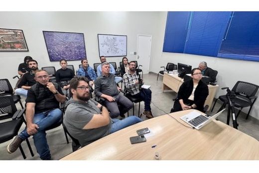 De olho no telão. Equipe de Matão apresentou um panorama dos avanços realizados nas áreas de urgência e emergência, atenção básica e atendimento especializado