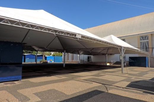 O local da quermesse. Largo situado entre a Igreja Matriz e a Avenida 15 de Novembro já está pronto para a festa