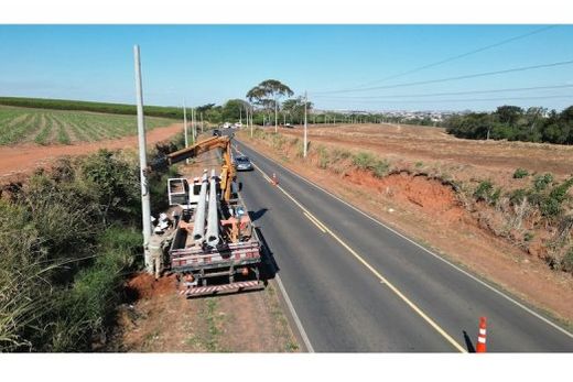 Postes com luminárias de Led. Os trabalhos já contemplaram a Via Clito Bastia e a Via Carl Fischer; agora, as equipes iniciam as ações na Rodovia dos Trabalhadores