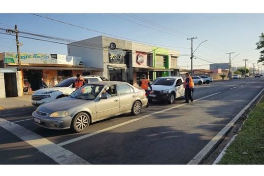 Plano de ação. Equipe iniciou campanha educativa com distribuição de panfletos e instalação de faixas informativas