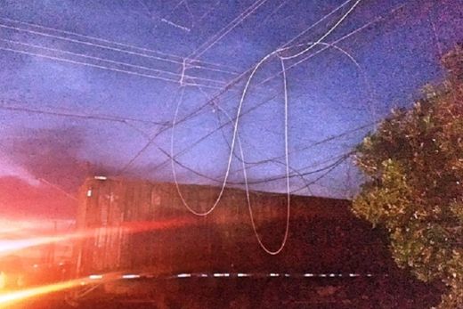 Carreta arrebenta fiação elétrica no Popular