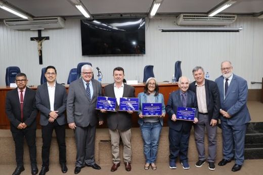 No plenário da Câmara. Os homenageados com os vereadores  Policial Carmo, Roberto Hiro, Ademir de Souza e Paulo Bernardi e o prefeito Cido Ferrari