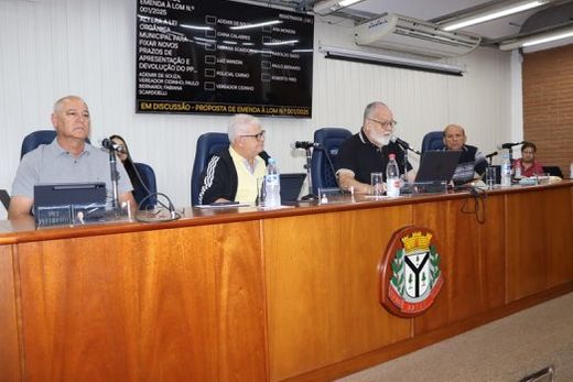 Sessão Extraordinária. Reunião aconteceu na segunda-feira (21)