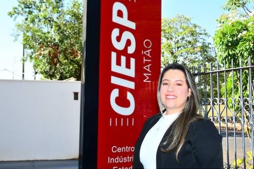 Fernanda. Contratação por meio de processo seletivo teve aprovação da diretoria
