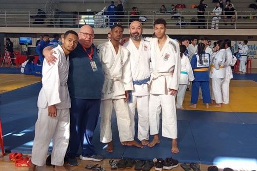 Judô matonense, nos Jogos Regionais. Caio Félix, o técnico Gílson de Vito, Luiz Maduro, Wellington Brito e Guilherme Oliveira