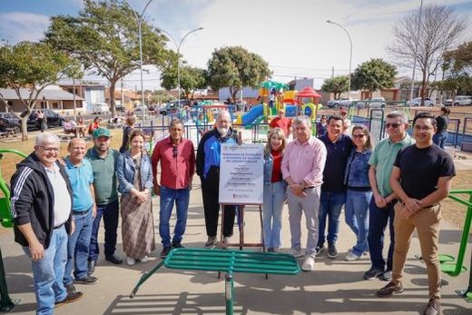 Na Praça do Cristo (Jardim Popular). Inauguração contou com a presença do prefeito Cido Ferrari, do vice Diego Mingorance, secretários e vereadores