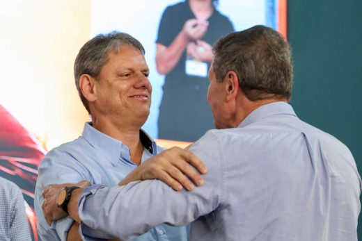 Tarcísio de Freitas cumprimenta João Marchesan. Anúncio do governador foi intermediado pelo diretor presidente do Hospital
