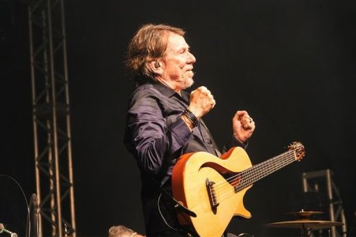 Lenine. Show celebra sua trajetória artística, marcada por sonoridades únicas e letras reflexivas