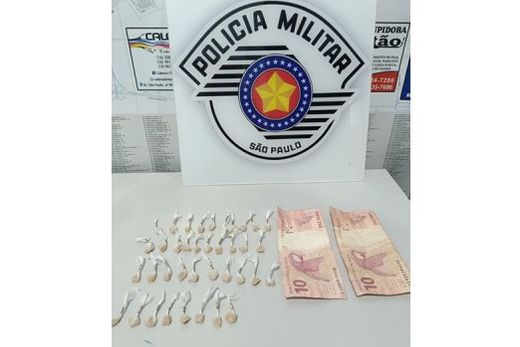Apreendidos.  38 pedras de crack e R$ 20 em dinheiro foram encontrados com o homem detido