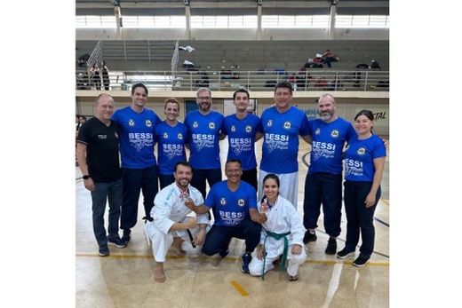 Rodrigo Pedrassoli, Henrique Lopes, Érica Lopes, Fabio Zanin, Enzo Alegrâncio, Rafael Garcia, Rodrigo Mendonça e Sueli Sobrinho. Agachados: Marco Aurélio Rodrigues, Marcelo Sobrinho e Larissa Pinheiro