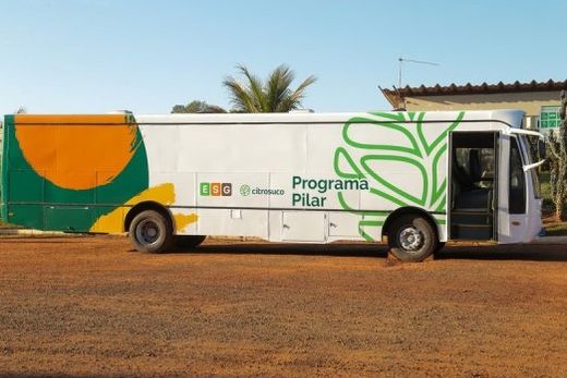 Sala de aula itinerante, com ônibus adaptado e climatizado. Garantia de jornada mais segura e agradável para os alunos do Programa Pilar
