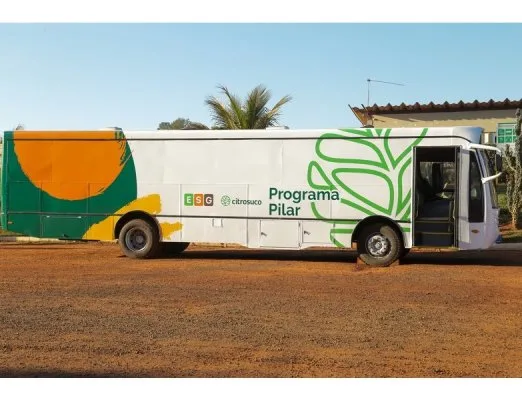 Sala de aula itinerante, com ônibus adaptado e climatizado. Garantia de jornada mais segura e agradável para os alunos do Programa Pilar
