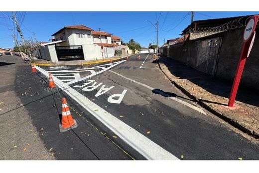 Sinalização reforçada. Foco foi o cruzamento entre as Rua Mário Espelho e a Avenida José Enge